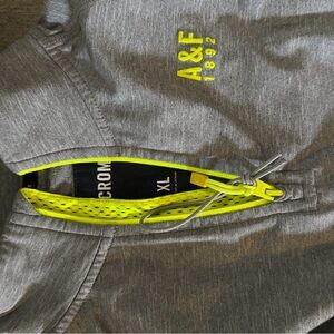 Abercrombie & Fitch Men’s Gray Muscle Jogger with Yellow Details